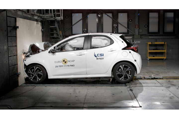 Ein Auto, das im Zuge eines Crashtests frontal gegen ein Hindernis prallt.