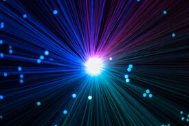 Bunte Lichtstrahlen, die in der Mitte zu einem hellen kreisrunden Licht zusammenlaufen
