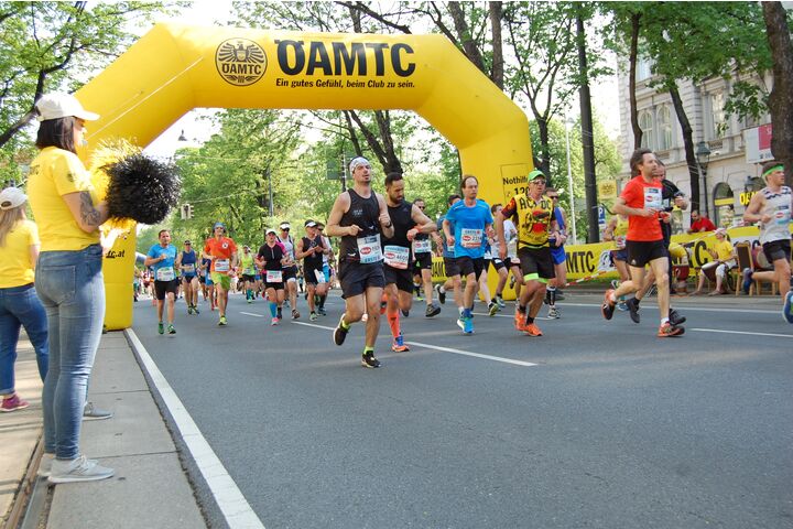 Marathonläuferinnen und Läufer auf der Ringstraße