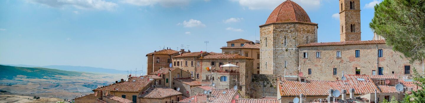 Panoramablick auf die mittelalterliche Altstadt von Volterra in der Toskana, umgeben von sanften Hügeln Italiens