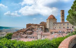 Panoramablick auf die mittelalterliche Altstadt von Volterra in der Toskana, umgeben von sanften Hügeln Italiens