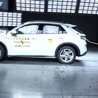 Ein Auto, das im Zuge eines Crashtests frontal gegen ein Hindernis prallt.