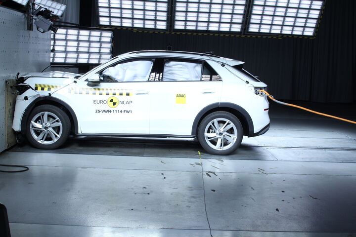 Ein Auto, das im Zuge eines Crashtests frontal gegen ein Hindernis prallt.