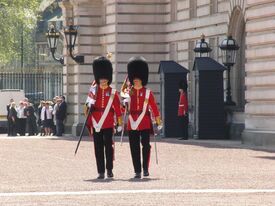 Zwei Wachen vor dem Buckingham Palace