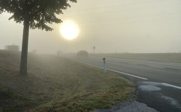Herbstliche Straße mit Sonne