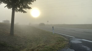 Herbstliche Straße mit Sonne