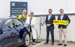 ÖAMTC ePower im Donau Gewerbepark Krems Personen mit E-Auto und Ladestation