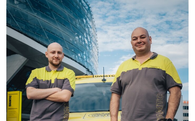 Matthias Krumpholz und Jordan Simeonovic Zwei Pannenfahrer vor einem ÖAMTC Pannenfahrzeug