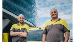 Zwei Pannenfahrer vor einem ÖAMTC Pannenfahrzeug 