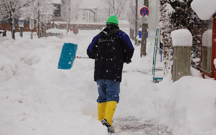 Schneeschaufeln im Winter Schneeschaufeln im Winter