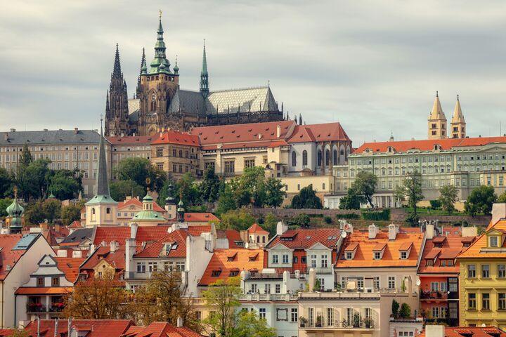 ein Blick über die Dächer Prags mit der Prager Burg im Hintergrund