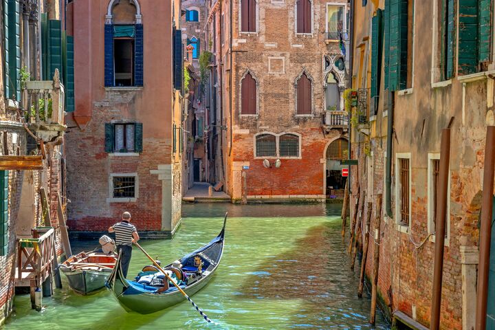 Eine Gondel, die durch einen kleinen Kanal in Venedig fährt