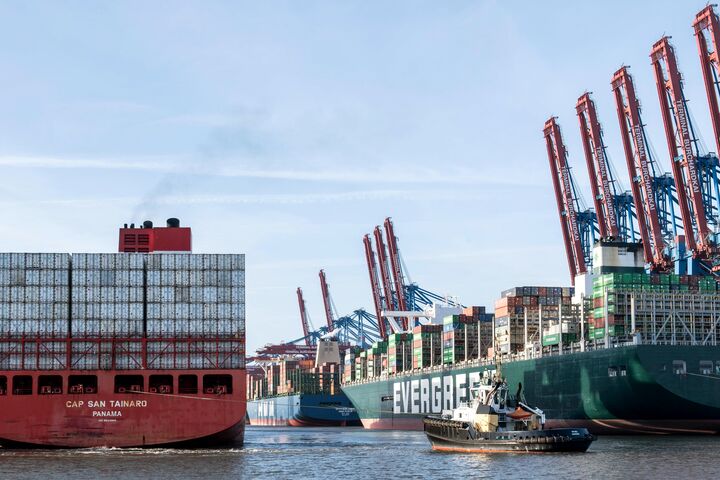 Mehrere Containerschiffe und Ladungsbrücken im Hamburger Hafen