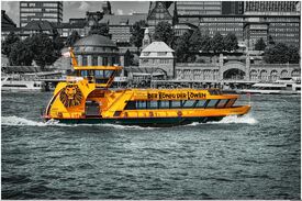 Ein gelbes Boot, das zum König der Löwen Musical in Hamburg fährt