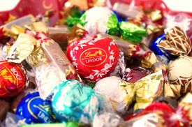 Ein Haufen von kleinen Schokoladen mit buntem Lindtpapier verpackt