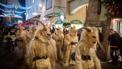 Perchten, die durch eine Straße ziehen
