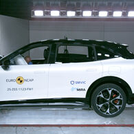 ÖAMTC-Crashtest: Zeekr 7x Das Foto zeigt ein weißes Auto von der Seite, das gerade im Zuge eines Crashtests frontal gegen ein Hindernis prallt.